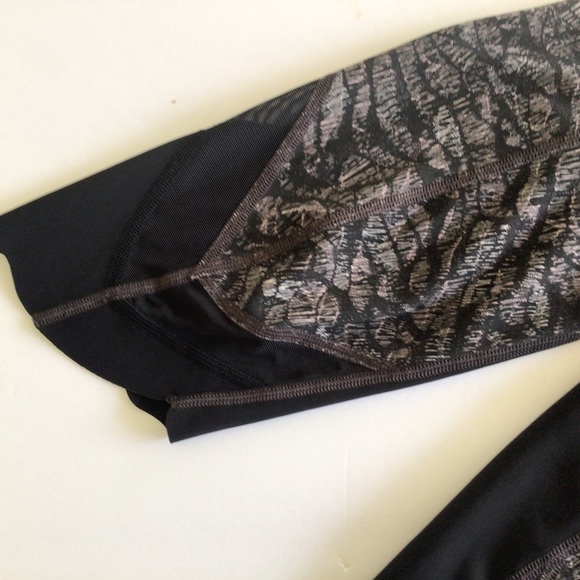 LULULEMON WUNDER UNDER HIGH RISE 23” SCALLOP HEM CROPS 23” ORIGAMI LACE BLACK. - Picture 12 of 16